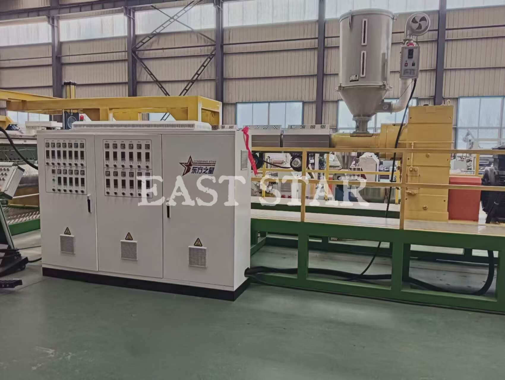 Banbrytande innovation! Qingdao EASTSTAR Ny 2,4-meters strängpressningslinje för gödselbälte rullar framgångsrikt av linjen