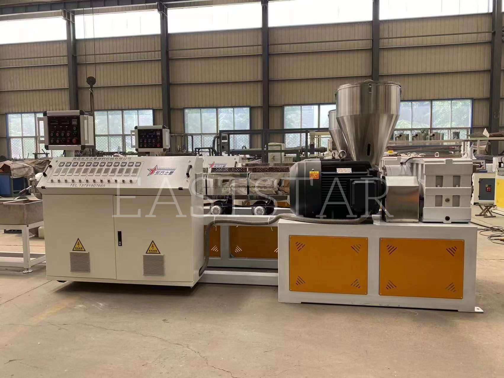 Vårt tekniska team utför precisionsmontering av TSSK65 parallell dubbelskruvsgranulator för vår arabiska kund