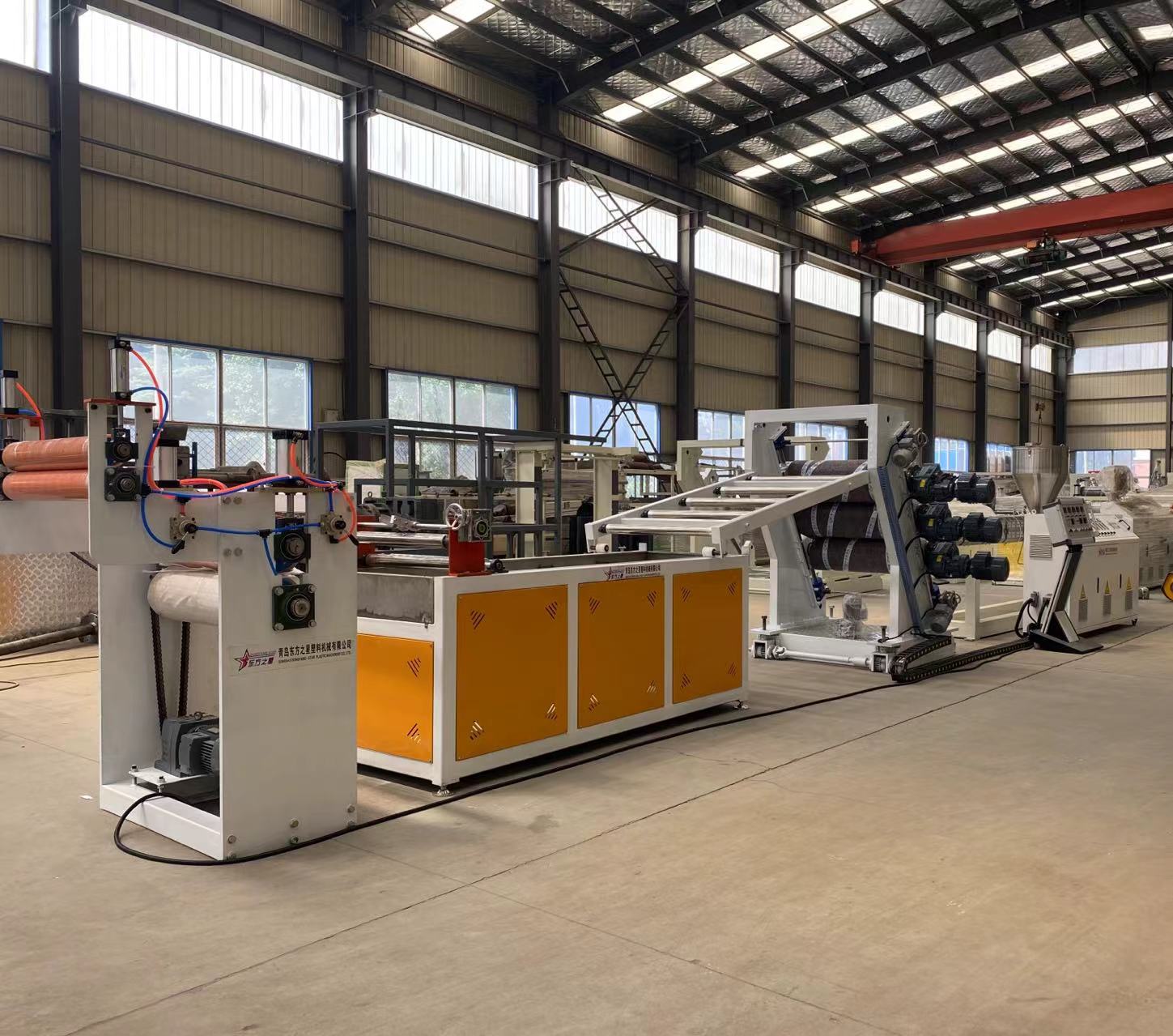 Professionella lösningar för produktionslinje för flexibla dörrgardiner i PVC möjliggör effektiv tillverkning av industridörrgardiner