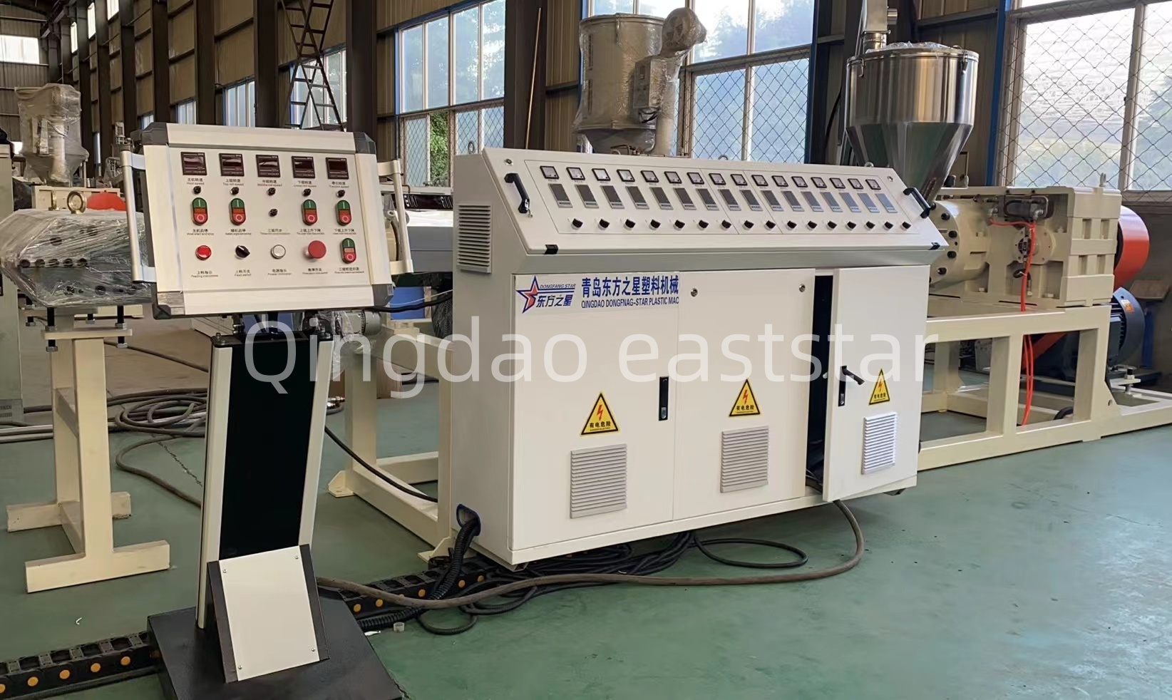 Hur säkerställer en professionell produktionslinje för PE-dräneringsskivor kvaliteten på byggnadsdräneringssystem?