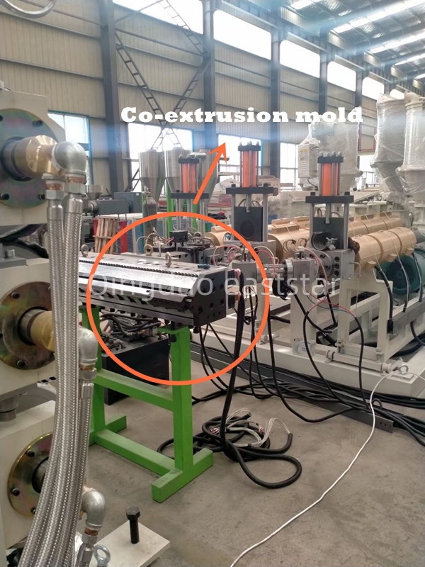 Professionell ABS flerskikts co-extruderingsplåtproduktionslinje möjliggör högpresterande kompositmaterialtillverkning