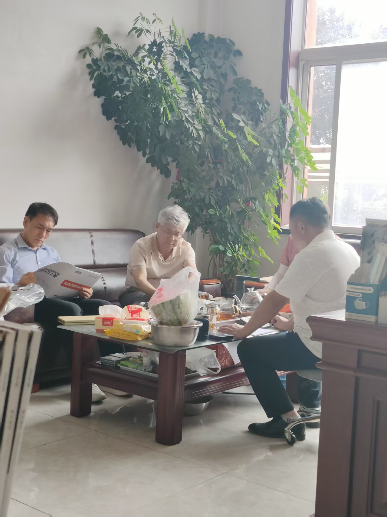 En långvarig sydkoreansk kund fördjupade sin närvaro på utomeuropeiska marknader och besökte återigen vårt företag för att inspektera vår PVC-golvutrustning.